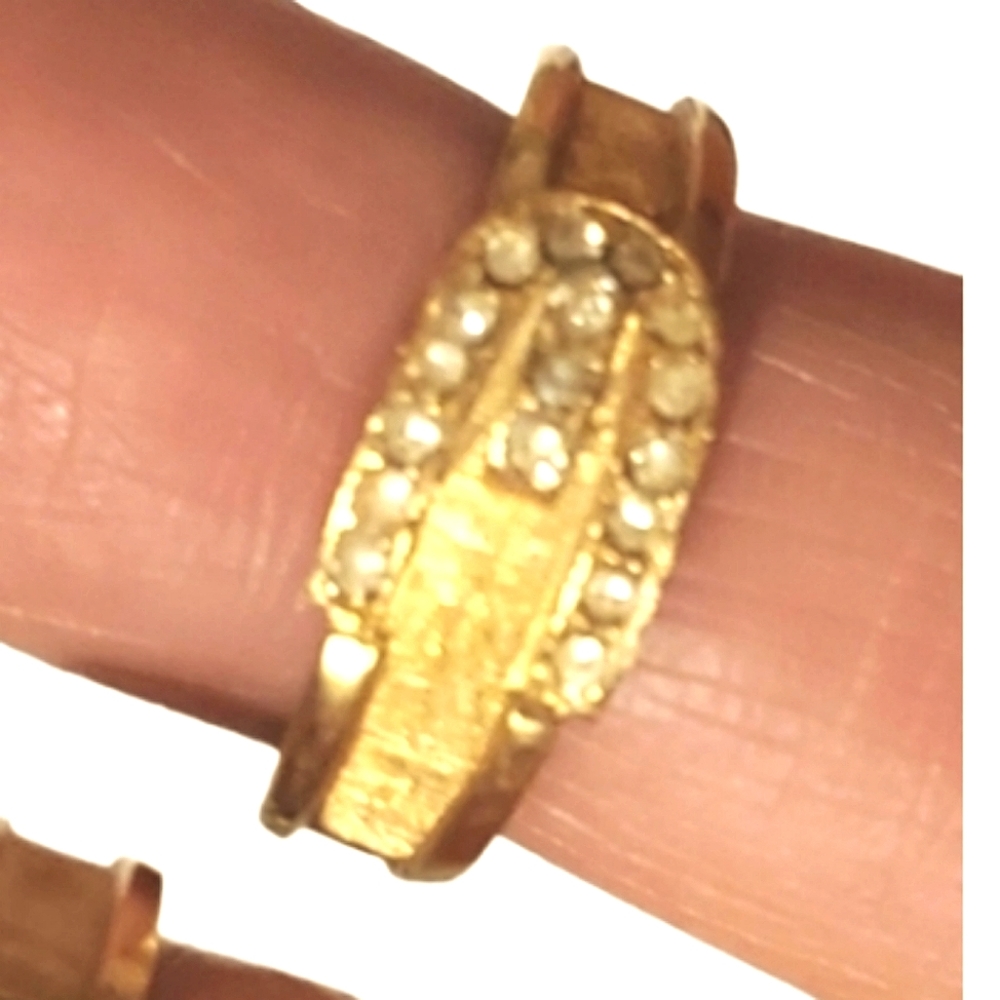 One vintage avon goldtoned belt ring size 6 (2 available)